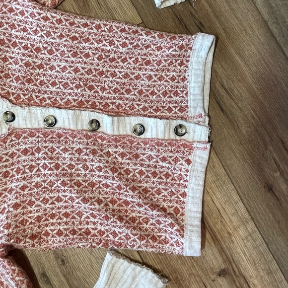 Buckle Gilded Intent Raw edge button down cardigan
Ribbed trim - Picture 8 of 13